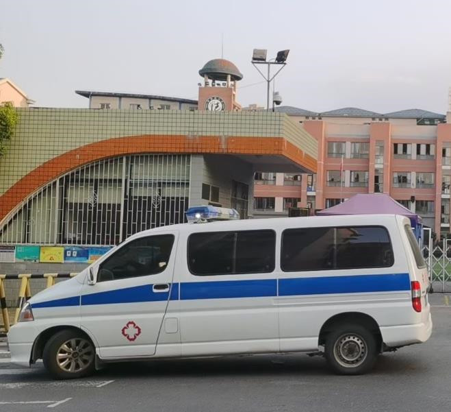 龙湖救护车出租护送骨折病人一公里多少钱